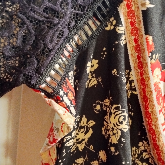 NWOT Venus women's floral top - Picture 6 of 7